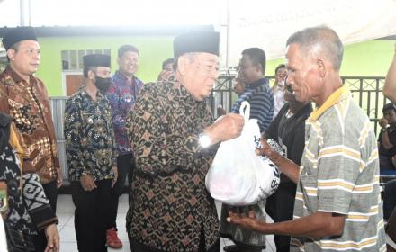 Bupati Lombok Utara Serahkan Paket Sembako untuk Nelayan di Desa Medana